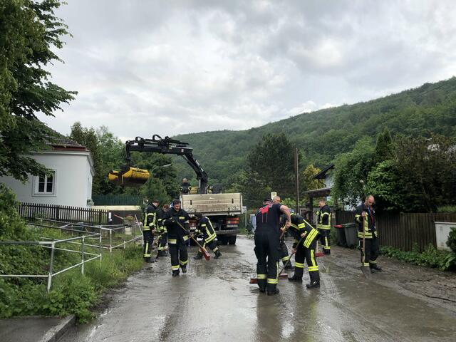 Die Feuerwehren Weidlingbach und Weidling konnten die Verklausung lösen und das Bachbett frei machen.  | Foto: zVg.