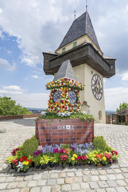 Im Maßstab 1:10 steht der Grazer Blumenuhrturm in diesem Jahr direkt neben dem Original. | Foto: Foto Fischer