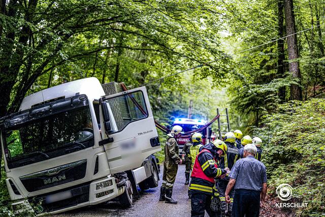 Die Bergungsarbeiten dauerten bis etwa 17:00 Uhr an und konnten erfolgreich abgeschlossen werden. | Foto: TEAM FOTOKERSCHI.AT / PANCHUK