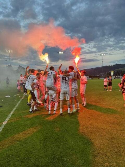 Jubel, Trubel, bengalische Feuer. Der ASK Voitsberg feierte den Landesliga-Meistertitel. | Foto: Almer