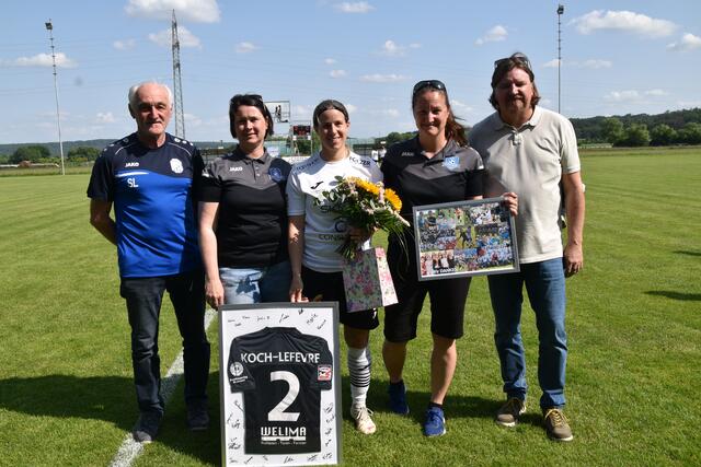 Susanna Koch-Lefevre wurde vom Vorstand des FC Südburgenland verabschiedet. Ihre "Nummer 2" wird zukünftig nicht mehr vergeben: SL Alfred Weber, Schriftführerin Simone Fazekas, Susanna Koch-Lefevre, ObmStv Kerstin Weber, Obm Christian Marth | Foto: Michael Strini