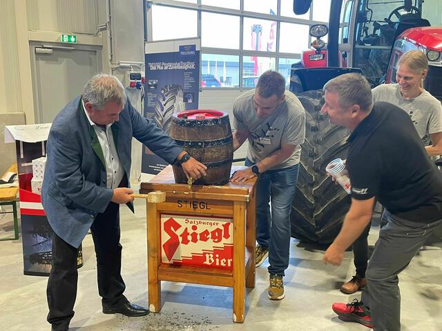 Bgm. Bernhard Karnthaler durfte den Bieranstich übernehmen. | Foto: Gemeinde Lanzenkirchen