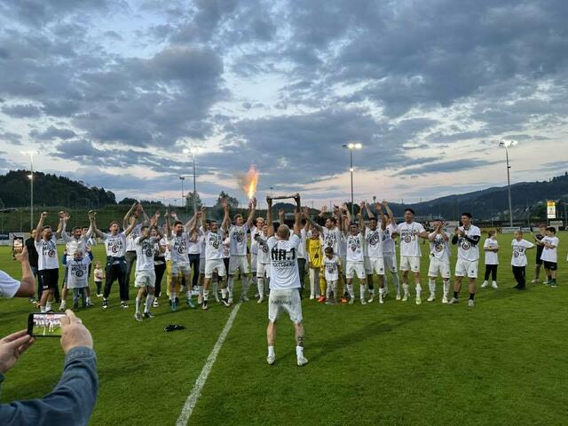 Der Moment, in dem Kapitän Jürgen Hiden den Meistertitel jubelnd in Empfang nahm. | Foto: Almer