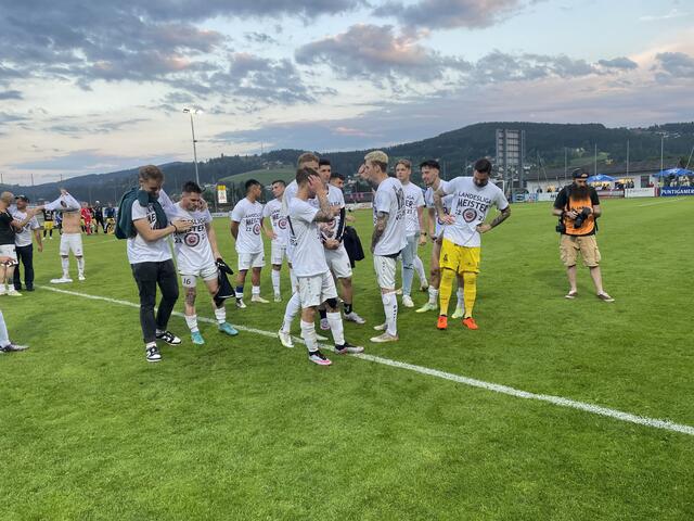 Die Voitsberger Kicker feierten auf dem Rasen und freuten sich auf die Siegerehrung. | Foto: Almer