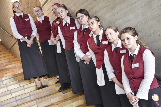 Kandidatinnen der Abschlussklasse 3. Fachschule für Wirtschaft (3AMW) begrüßen ihre Gäste zum Prüfungsauftakt! | Foto: (c) hlwspittal 2023