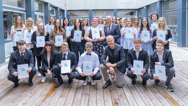 Stolz präsentiert sich die Abschlussklasse der Fachschule für Wirtschaft (3 AMW) an der HLW Spittal mit Klassenvorstand Richard Krämmer und Prüfungsvorsitzenden Adolf Lackner

Wir gratulieren herzlichst!!!
#hlwspittal | Foto: (c) hlwspittal 2023, Richard Krämmer, Markus Ambros