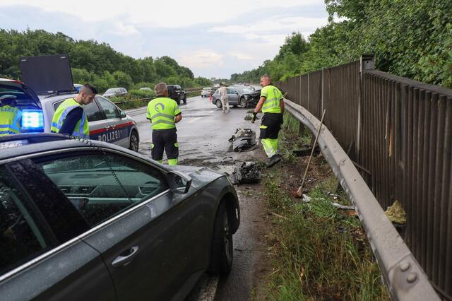 Die A25 Welser Autobahn war zwischen Weißkirchen an der Traun und dem Knoten Haid für etwa eine halbe Stunde gesperrt. | Foto: laumat.at/Matthias Lauber