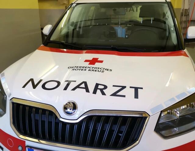 Der 29-Jährige wurde unbestimmten Grades verletzt und nach der Erstversorgung mit der Rettung in das Kepler Uniklinikum gebracht.  | Foto: Weymayer (Symbolfoto)
