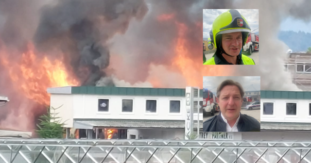 Einsatzleiter Patrick Unterrieder und Villachs Bürgermeister Günther Albel. Dahinter die Lagerhalle, die in Vollbrand stand. | Foto: Privat, MeinBezirk.at