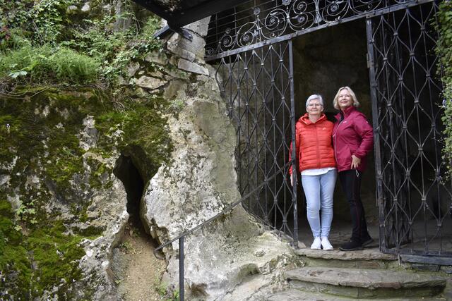 Obfrau Herta Dobrounig vom Verein Tropfsteinhöhle Griffen und Höhlenführerin Leokadia Ivad beim Eingang ins Innere des Schlossberges. | Foto: RegionalMedien