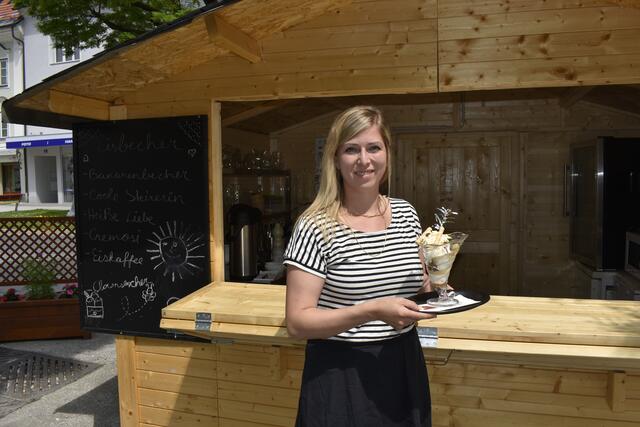 Yasmin Fritz-Jesse hat wieder mit Bio-Bauernhofeis vom Krappfeld die Sommersaison in ihrem „lokal“ in Völkermarkt eröffnet. | Foto: RegionalMedien