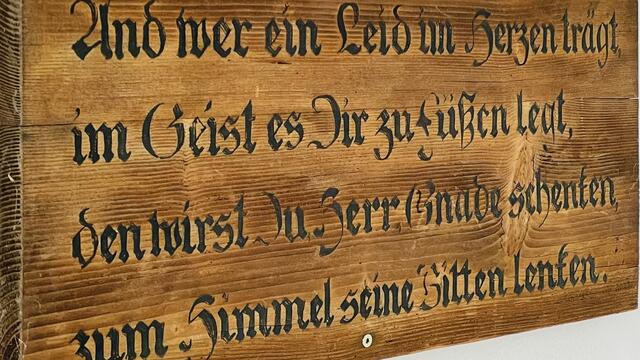 Ein sinnvoller Spruch auf der Holztafel, die "Gott sei Dank" die Zerstörungswut einiger Vandalen überstanden hat.