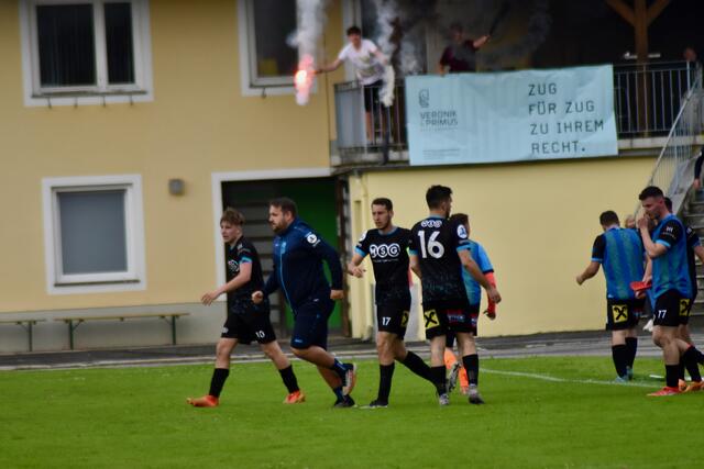 Stefan Dengg lief beim Torjubel sogar von seiner Trainerbank einmal quer übers Feld und zurück. | Foto: Michl