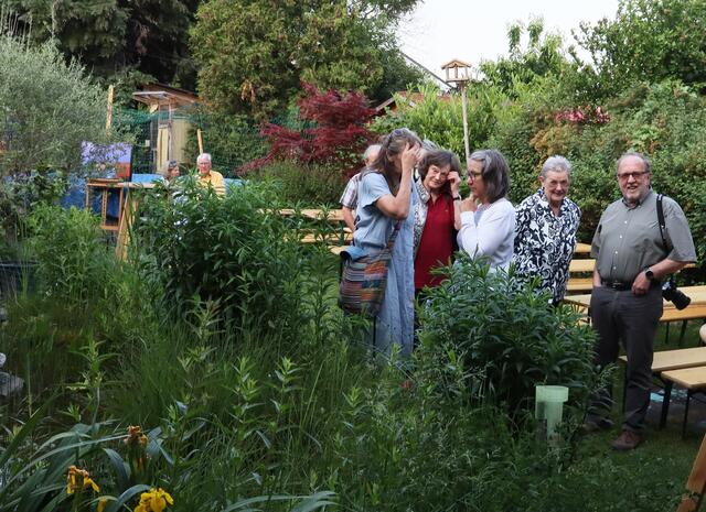 Der Garten lud zum Verweilen ein. Im Hintergrund ein Gemälde von Josef Zinsberger. | Foto: Ingrid Seifert