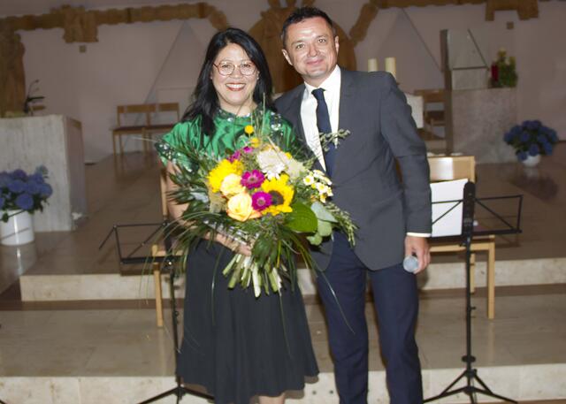 Blumen für Aima Maria Labra-Makk von Tourismus-GF Richard G. Senninger für das tolle Programm des 2. PannoniArte Klassikfestival. | Foto: Peter Seper