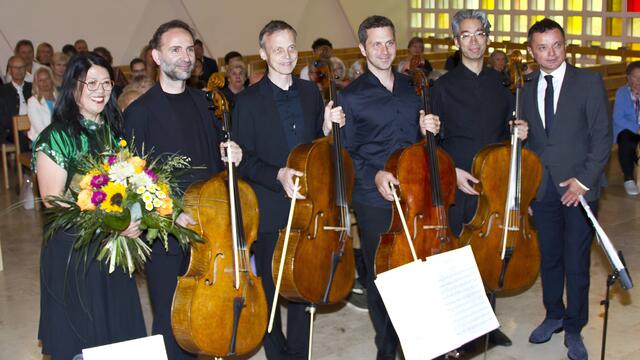 Die künstlerische Leiterin Aima Maria Labra-Makk begrüßte gemeinsam mit Tourismus-GF Richard G. Senninger (re.)  das Celloquartett der Wiener Philharmoniker - (von links) Edison Pashko, Raphael Flieder, Sebastian Bru und Bernhard Naoki Hedenborgs zum finalen Abschlusskonzert in der katholischen Kirche Bad Tatzmannsdorf. | Foto: Peter Seper