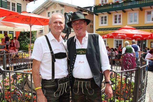 Norbert Laimer gratulierte Alfred Feitzinger zum gelungenen Fest. | Foto: Wolfgang Schweighofer