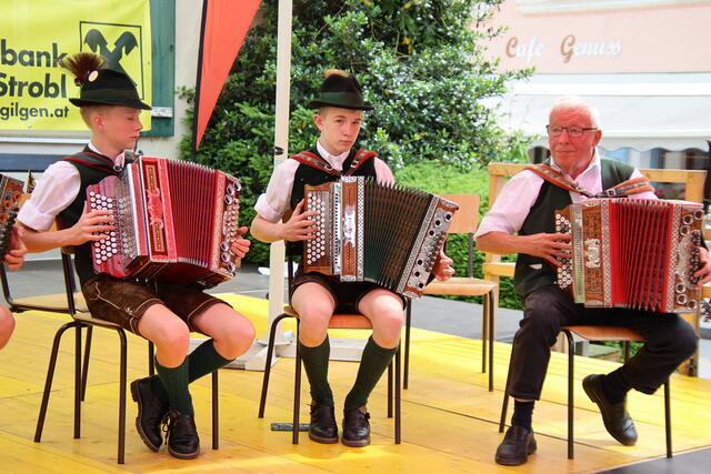 Im Zeichen der Tradition stand das Dorffest in St. Gilgen. Schurl Sepp mit jungen Musikern. | Foto: Wolfgang Schweighofer