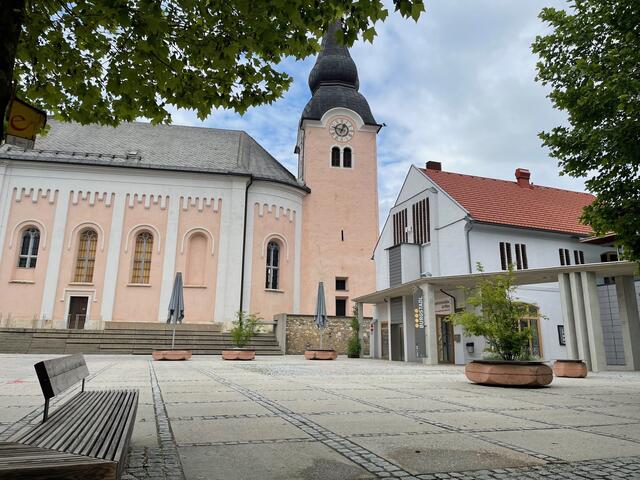 Zentraler Platz im Ort: Der Kirchplatz wurde im Zuge der Ortskernbelebung neu gestaltet und der schöne Burgstadl revitalisiert. | Foto: RegionalMedien