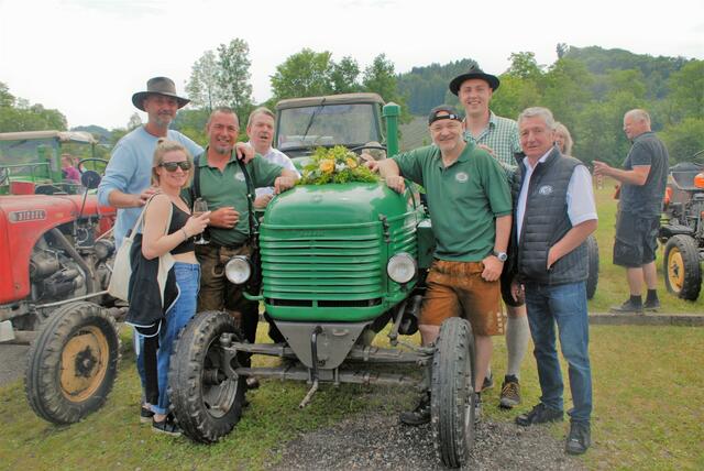 Es ist eine bereits liebgewonnene  Tradition , das sich  alljährlich die Oldtimerfans in Markt   Hartmannsdorf treffen 