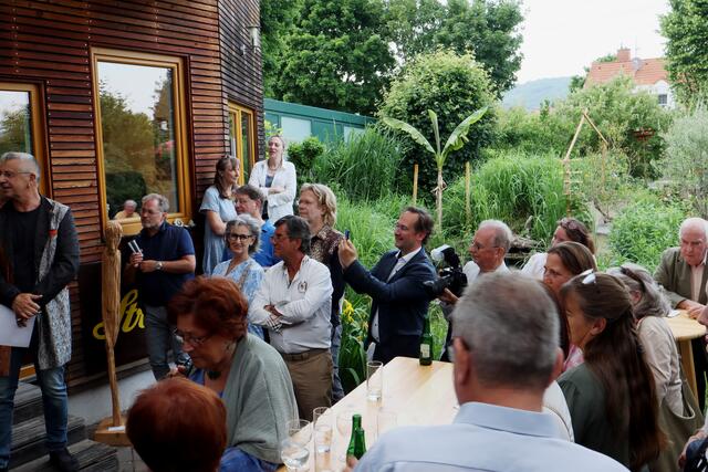 Rechts der Bildmitte: Andreas Minnich und Oskar Schillhart folgen den Ansprachen mit der Kamera | Foto: Ingrid Seifert