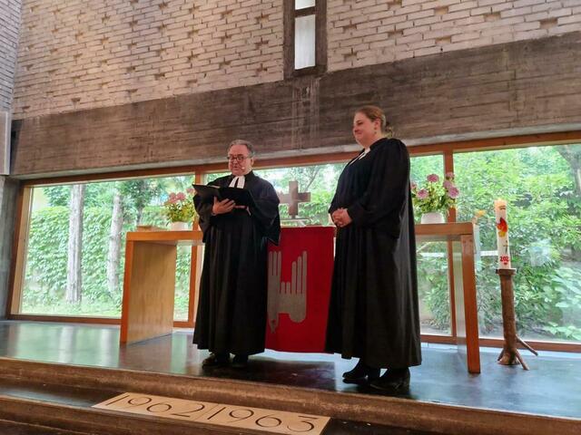 Bischof Michael Chalupka und Florentine Durel bei der Ordination