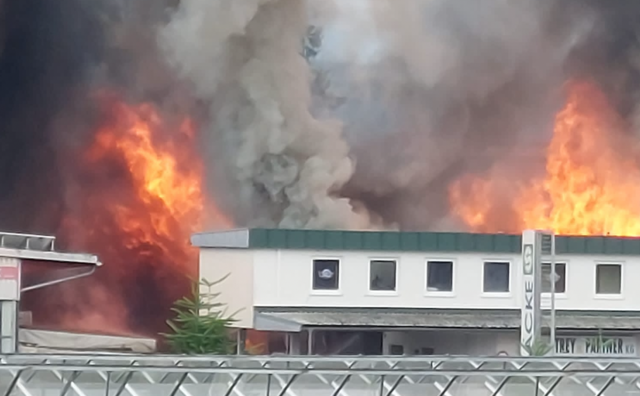 Eine Lagerhalle in Villach stand Sonntagvormittag im Vollbrand. | Foto: Privat
