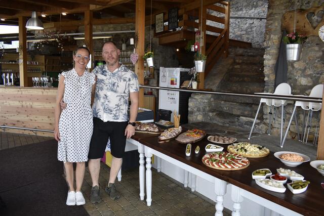 Bernhard und Petra Dobrounig sind die neuen Wirte und führen die Schänke "Schlossberg mit Herz" | Foto: RegionalMedien