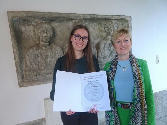 Lisa Nikitscher mit ihrer Lateinlehrerin Martina Wolf. | Foto: BORG Güssing
