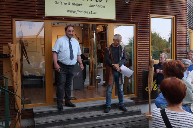 Bürgermeister Andreas Arbesser und Galerist Josef Zinsberger bei der Eröffnungsrede | Foto: Ingrid Seifert