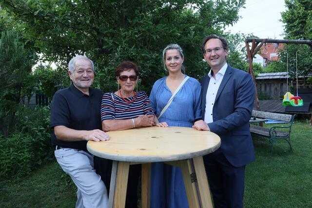 Im Garten: Gäste beim Stehtisch mit Andreas Minnich und Begleitung | Foto: Ingrid Seifert