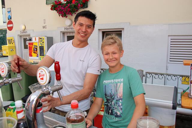 Getränke gab es bei Marvin Laimer und Michael. | Foto: Wolfgang Schweighofer