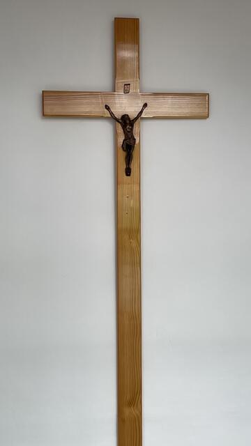 Ein einfaches Holzkreuz schmückt die neu renovierte Wegkapelle am Dinzlweg in Villach - St. Martin. 