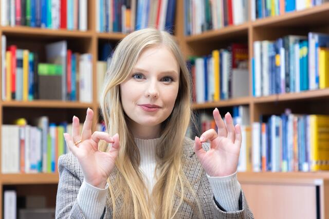 Die Soziolinguistin Julia Gspandl an ihrem Arbeitsplatz im "treffpunkt sprachen", Zentrum für Sprache, Plurilingualismus und Fachdidaktik der Uni Graz. Hier zeigt sie die Gebärde für "gut". | Foto: Konstantinov
