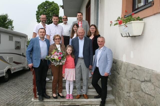 Das Jubelpaar im Kreise der Familie sowie Bürgermeister Andreas Kozar und Gemeinderat Pfeiffer Roman. | Foto: Gemeinde Reingers