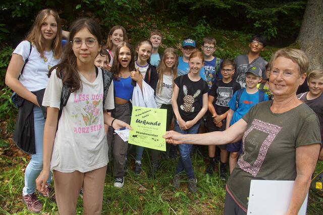 Die 2A Klasse der Mittelschule Rohrbach-Berg  sind "stolze Waldmeister".  | Foto: Helmut Eder
