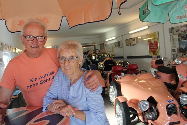 "Es soll ein Museum für die ganze Familie sein", sagt Josef Irsiegler, am Bild mit Frau Ulrike in der umfunktionierten Garage.