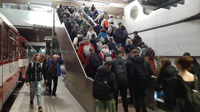 Die Menschenströme am Morgen im Salzburger Hauptbahnhof, wenn die Salzburger Lokalbahn einfährt.  | Foto: S-LINK