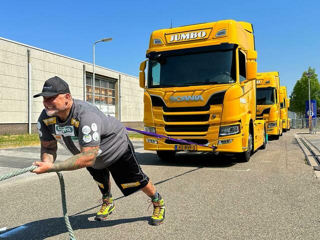 Franz Müllner in den Niederlanden beim Ziehen von drei LKW mit einem Gesamtgewicht von 23,189 Tonnen. | Foto: closeprotection.at 