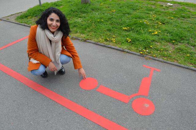 Alsergrunds Bezirksvorsteherin Saya Ahmad (SPÖ) auf einer der neuen Abstellflächen für Scooter im 9. Bezirk, unweit des Sigmund-Freud-Parks. | Foto: BV 9