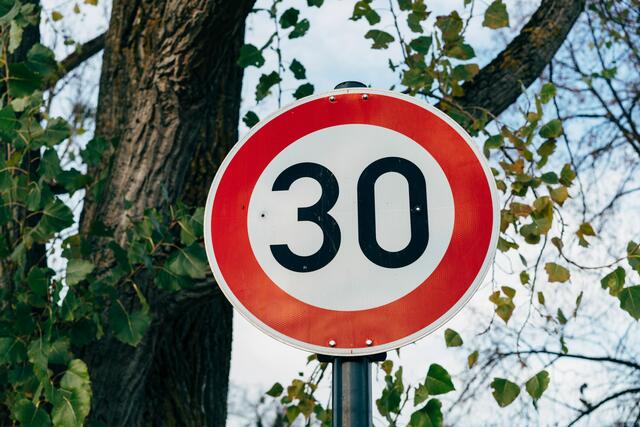 In 59 Tiroler Gemeinden wurden Straßen von den TeilnehmerInnen markiert. Dort wünscht man sich ein Tempolimit und somit eine 30er Zone.  | Foto: unsplash/Markus Winkler (Symbolbild)