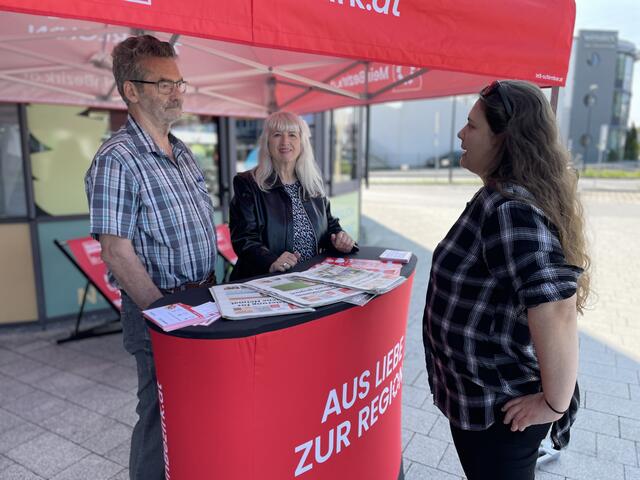 BezirksBlätter Salzburg Mitarbeiterin Verena Riedl im Gespräch mit dem Regionauten-Ehepaar Franz und Emma Sommeregger.  | Foto: sm