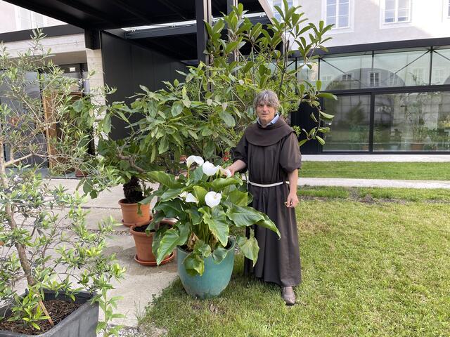 Im Garten des Franziskanerklosters: Bruder Beda Puchinger packt gerne selbst an und will die "wilde Schönheit der Natur" in den Garten zaubern.  | Foto: Lisa Gold