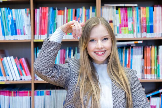 Gebärden bestehen aus fließenden Bewegungen und lassen sich nur schwer als Standbild darstellen. Hier ein Ausschnitt, wie Julia Gspandl ihren Namen gebärdet. | Foto: Konstantinov