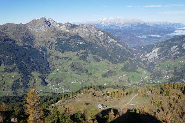 Tiefblick auf die Saukaralm.  | Foto: Thomas Neuhold