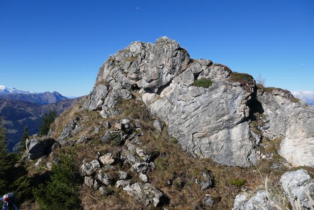 Der Abstieg ("Schlüsselstelle") im Rückblick. Die Schwachstelle ist deutlich erkennbar: Der Felsspalt zieht sich von der Bildmitte nach rechts oben.  | Foto: Thomas Neuhold