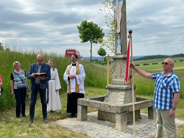 Bei der Segnung des „Grundlus“-Kreuzes: Es spricht Bürgermeister Siegfried Walch, neben im Provisor Thomas Skrianz. | Foto: Dorferneuerungsverein Göpfritzschlag