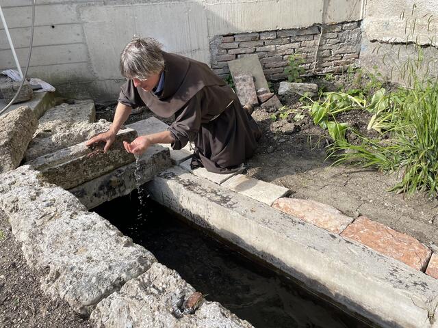 Teile des Almkanals hat Bruder Beda freigelegt.  | Foto: Lisa Gold