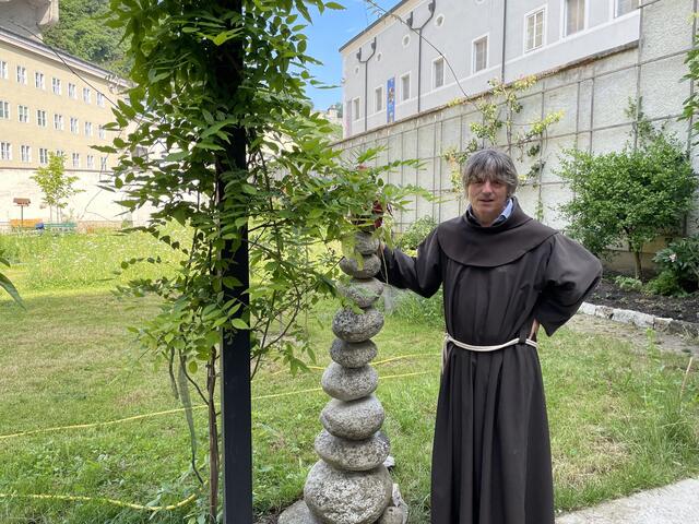 Im Garten des Franziskanerklosters: Bruder Beda Puchinger packt gerne selbst an und will die "wilde Schönheit der Natur" in den Garten zaubern.  | Foto: Lisa Gold