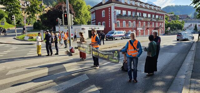 Aktion der Letzten Generation auf der Haller Straße. | Foto: zeitungsfoto.at